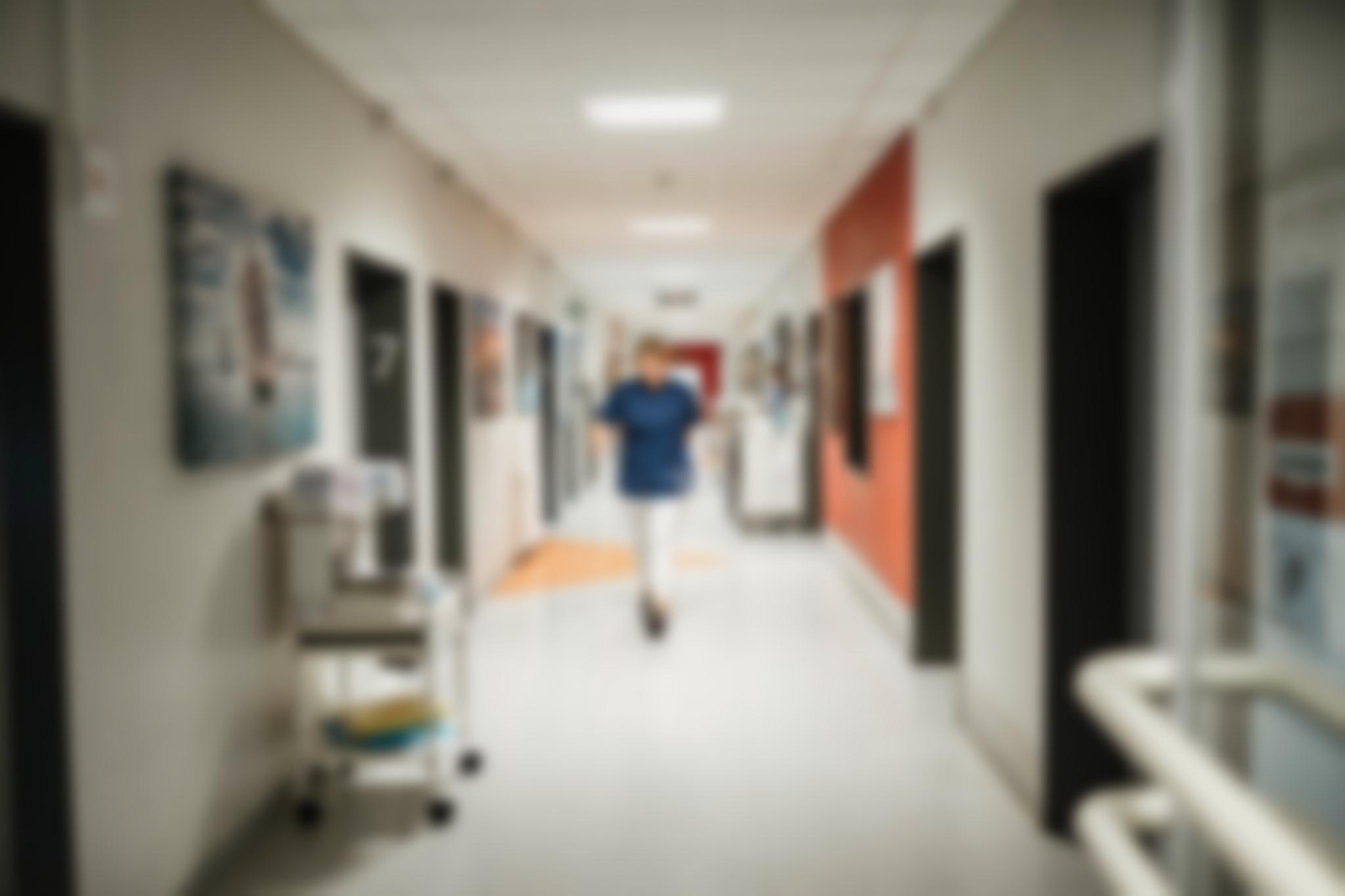 Mitarbeiteren geht einen Flur in der Dialyse entlang.